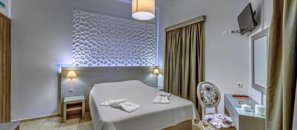 Απίστευτη καταγγελία: Ξενοδόχος στη Χαλκιδική έδιωξε άνδρα με κορωνοϊό – Κοιμήθηκε σε παγκάκι (βίντεο)