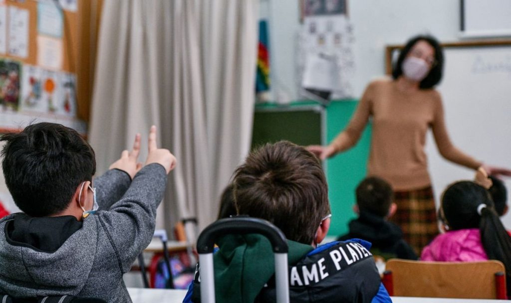 Κυβέρνηση: Ποινές ή μείωση μισθού για τους ανεμβολίαστους εκπαιδευτικούς – Υποχρεωτικοί εμβολιασμοί και στην εστίαση