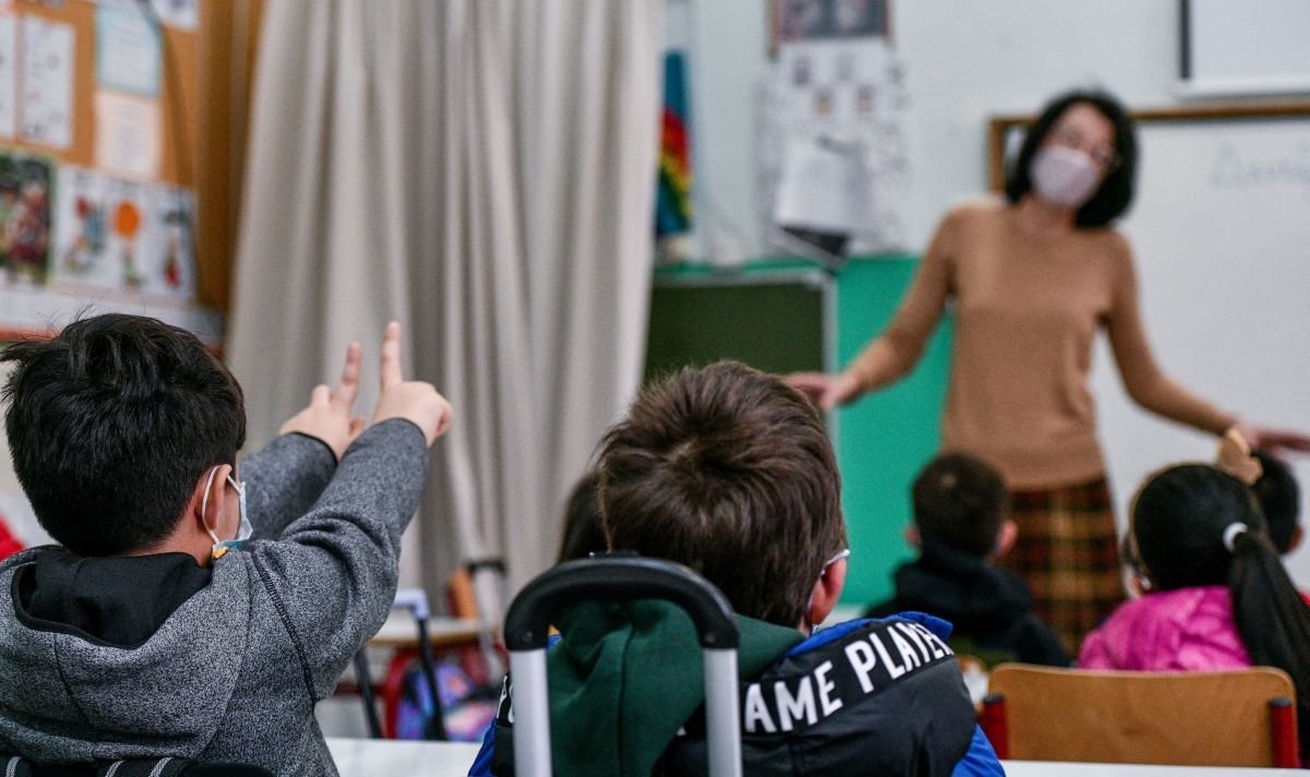 Κυβέρνηση: Ποινές ή μείωση μισθού για τους ανεμβολίαστους εκπαιδευτικούς – Υποχρεωτικοί εμβολιασμοί και στην εστίαση