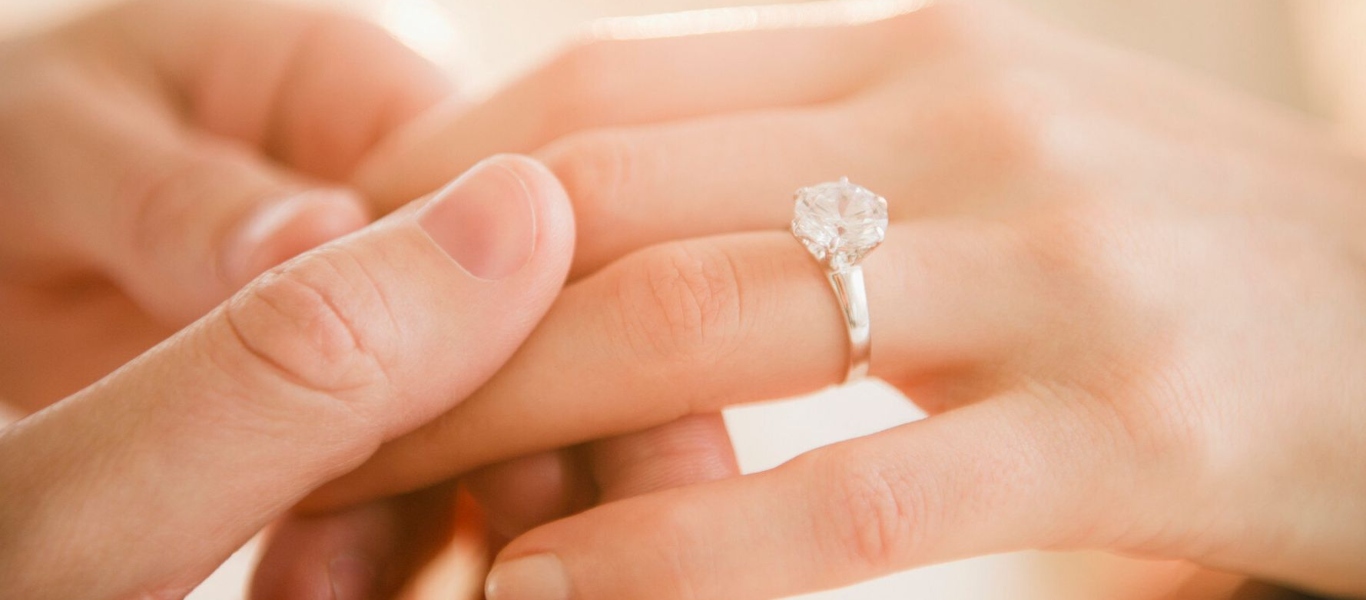 Συγκινητικές εικόνες – Μαθητές βοήθησαν τον δάσκαλό τους να κάνει πρόταση γάμου στη φίλη του