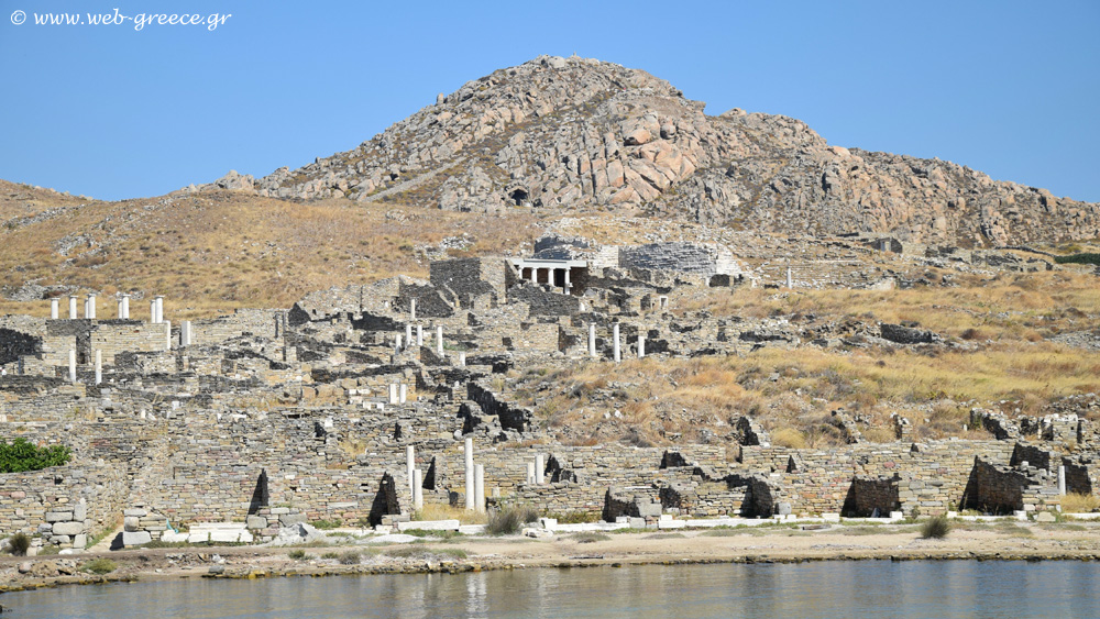 Το ακατοίκητο νησί δίπλα στη Μύκονο με τους αρχαιολογικούς θησαυρούς και τις πανέμορφες παραλίες (βίντεο)