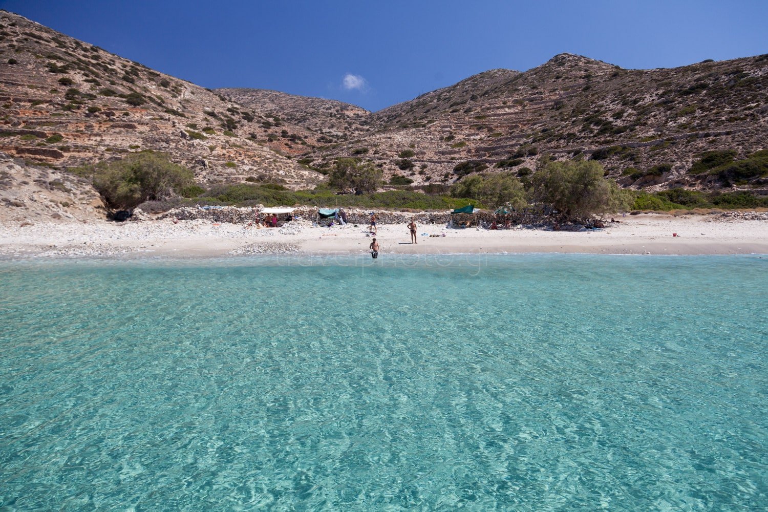Το ελληνικό νησί με τα γαλαζοπράσινα νερά που «γυρίζεται» μέσα σε μερικές ώρες (βίντεο)