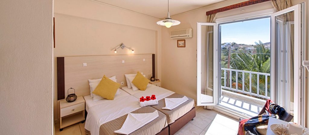 Καταγγελία από πολίτη που βρέθηκε θετικός στον κορωνοϊό: «Ξενοδόχος μας φόρτωσε σε καρότσα και μας άφησε στο ΚΥ»