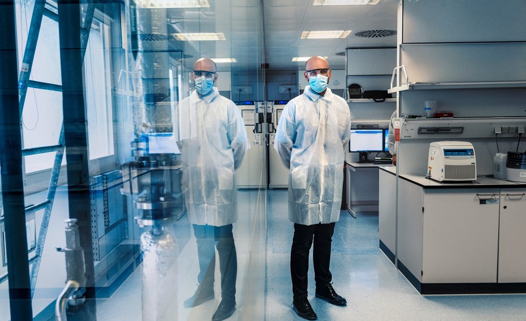 Pfizer:  «Ακόμη και αν βρεθεί φάρμακο που θα εξουδετερώνει τον  κορωνοϊό οι χώρες θα παραλάβουν όλα τα εμβόλιά μας»