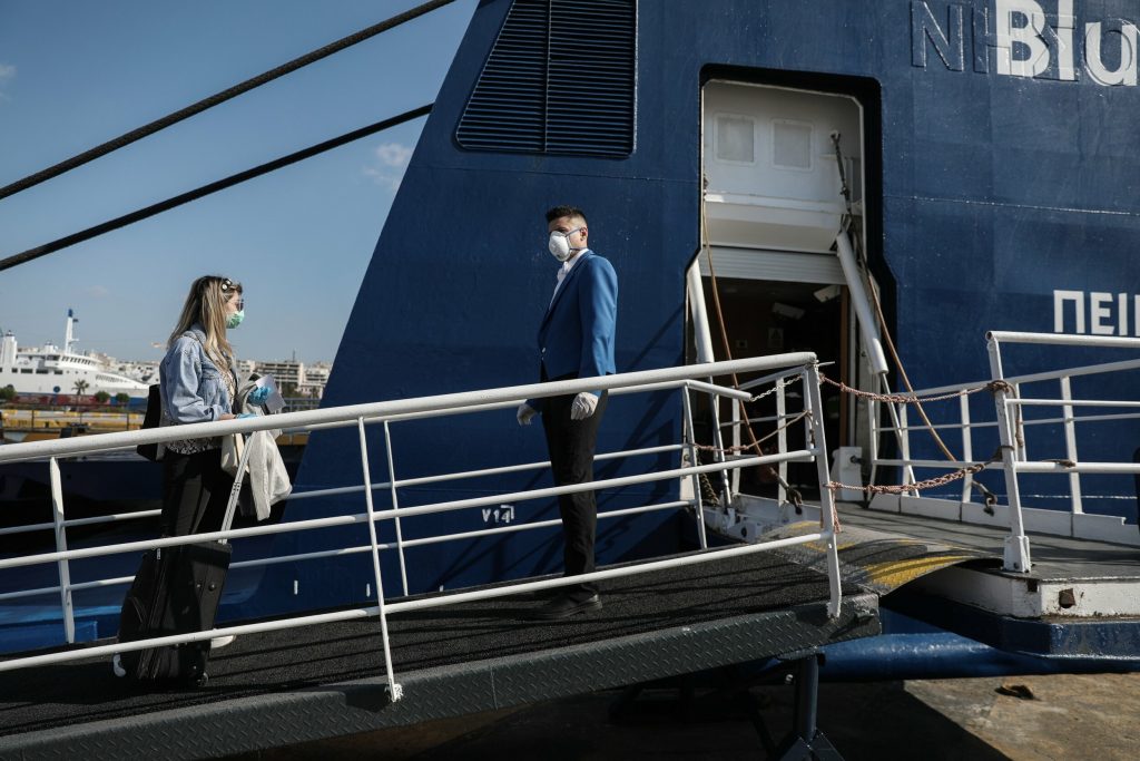 Έρχονται οι μάσκες ξανά στους εξωτερικούς χώρους – Οι «ειδικοί» εξετάζουν την επαναφορά του μέτρου σε Μύκονο και Ίο