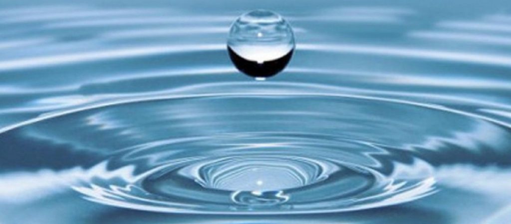 Εντυπωσιακό πείραμα: Ερευνητική ομάδα μετατρέπει το νερό σε… γυαλιστερό μέταλλο! (βίντεο)