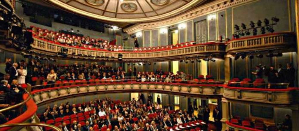 Νέα Υόρκη: Ανοίγουν ξανά τα θέατρα στο Μπρόντγουεϊ μόνο για…εμβολιασμένους – Χρήση μάσκας για τους ανεμβολίαστους