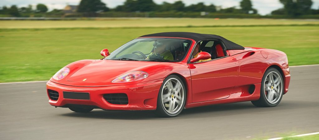 Ferrari τυλίγεται στις φλόγες σε αυτοκινητόδρομο της Κύπρου (βίντεο)
