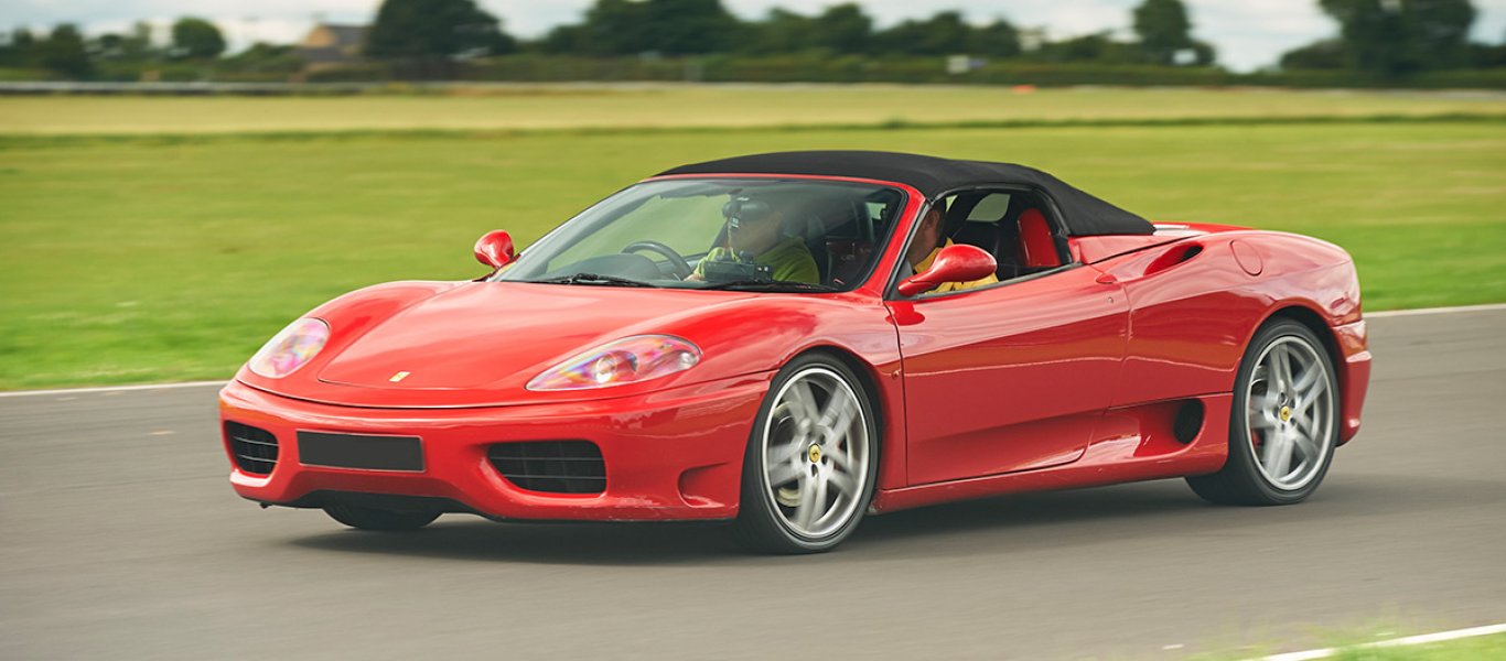 Ferrari τυλίγεται στις φλόγες σε αυτοκινητόδρομο της Κύπρου (βίντεο)