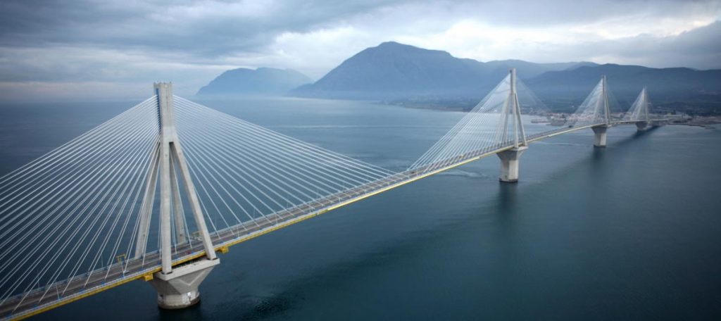 Πάτρα: Διακόπηκε η κυκλοφορία των οχημάτων στην γέφυρα Ρίου – Αντιρρίου λόγω της φωτιάς στην Ζήρια