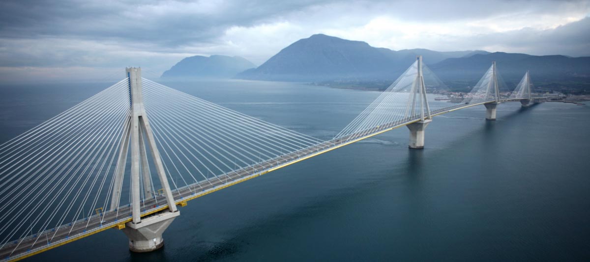 Πάτρα: Διακόπηκε η κυκλοφορία των οχημάτων στην γέφυρα Ρίου – Αντιρρίου λόγω της φωτιάς στην Ζήρια