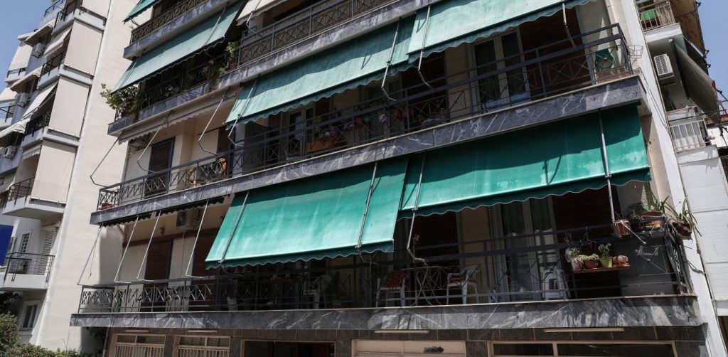 Εξελίξεις στην υπόθεση δολοφονίας της 31χρονης στη Δάφνη: Οι αστυνομικοί δεν βγήκαν καν από το περιπολικό