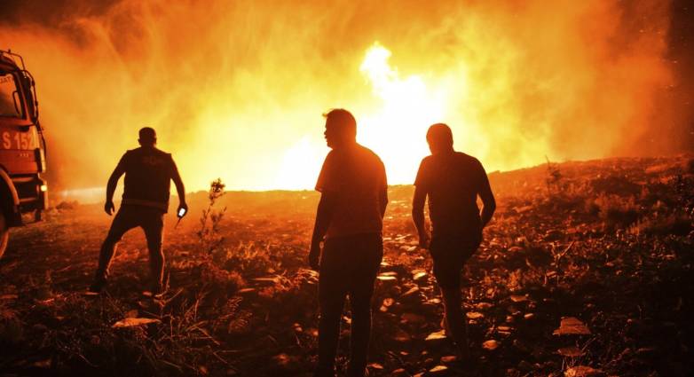 Μαίνονται οι φωτιές στην Τουρκία – Δύο νεκροί πυροσβέστες