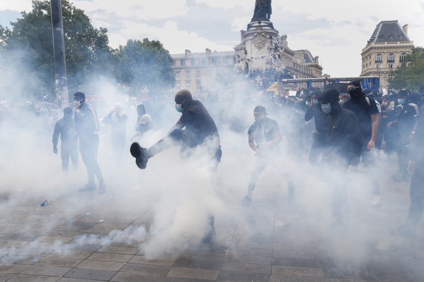 Και πάλι «πεδίο μάχης» το Παρίσι και οι γαλλικές πόλεις: «Όχι στο πιστοποιητικό διαχωρισμού του Μακρόν» (βίντεο)