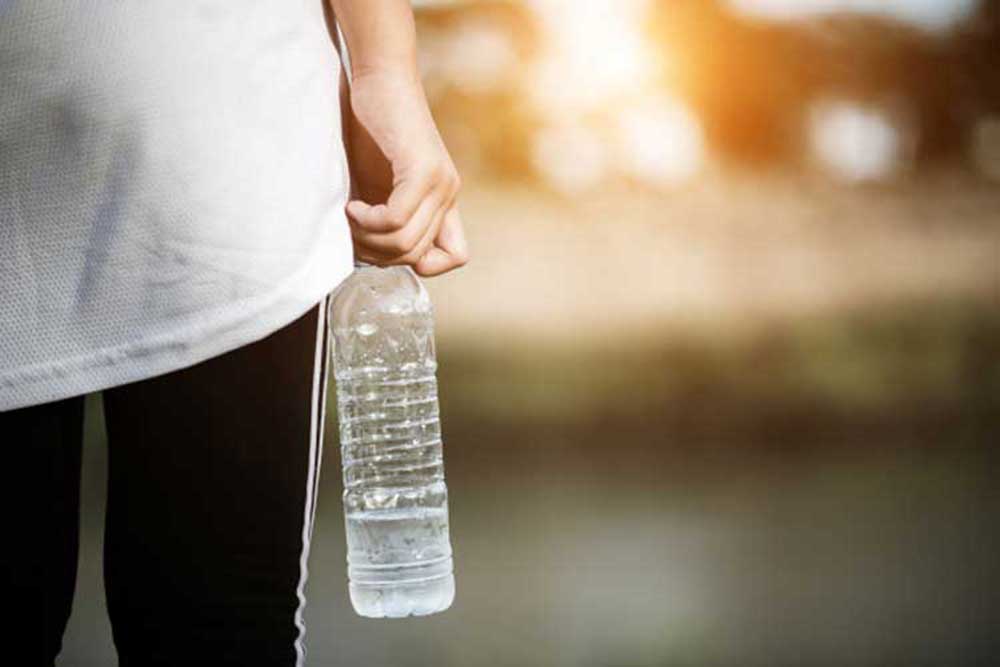 Πόσα ποτήρια νερό πρέπει να πίνετε για κάθε 30 λεπτά που είστε έξω όταν έχει καύσωνα;