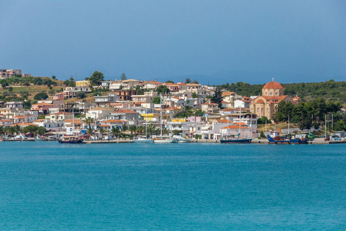 Η παραλία στην Πελοπόννησο που μοιάζει να είναι βγαλμένη από εξωτικό μέρος (βίντεο)