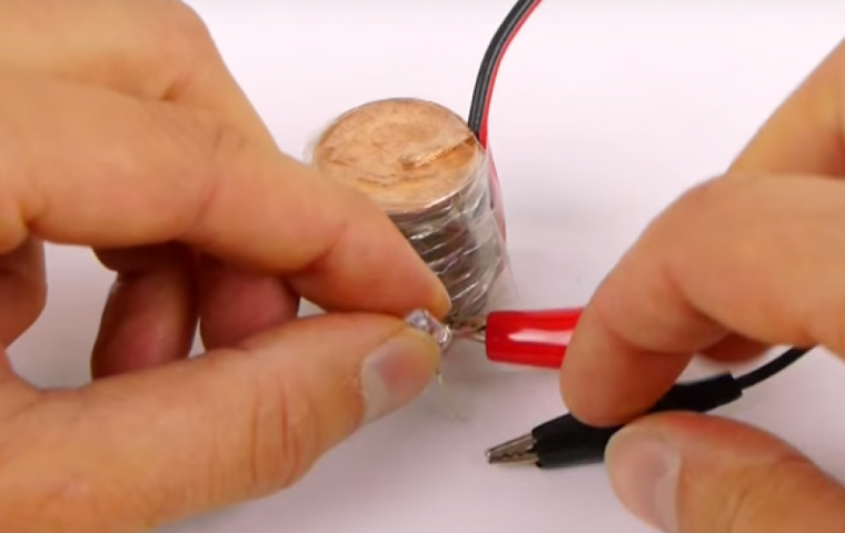 Δείτε πως μπορείτε να δημιουργήσετε μια μπαταρία χρησιμοποιώντας κέρματα (βίντεο)