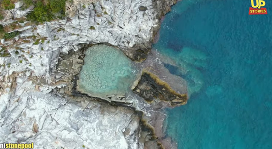 «Μαγευτικές» εικόνες από ψηλά από την εκπληκτική και άγνωστη τιρκουάζ φυσική πέτρινη πισίνα της Μάνης (βίντεο)