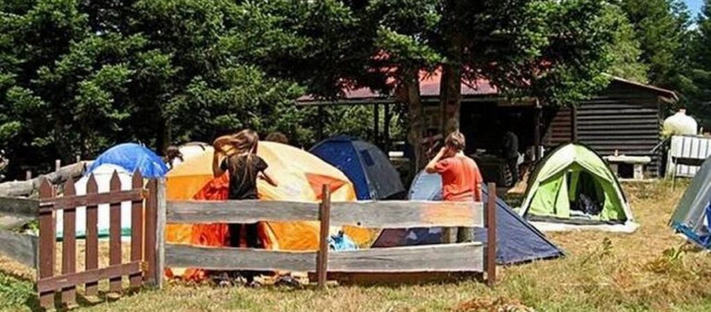 Μεγάλη φωτιά στην Αχαΐα: Απομακρύνθηκαν περίπου 110 παιδιά από κατασκήνωση