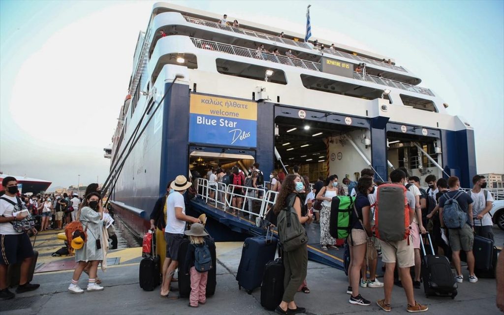 Σε πλήρη εξέλιξη η έξοδος των εκδρομέων – Σαρωτικοί έλεγχοι του Λιμενικού (φωτο)