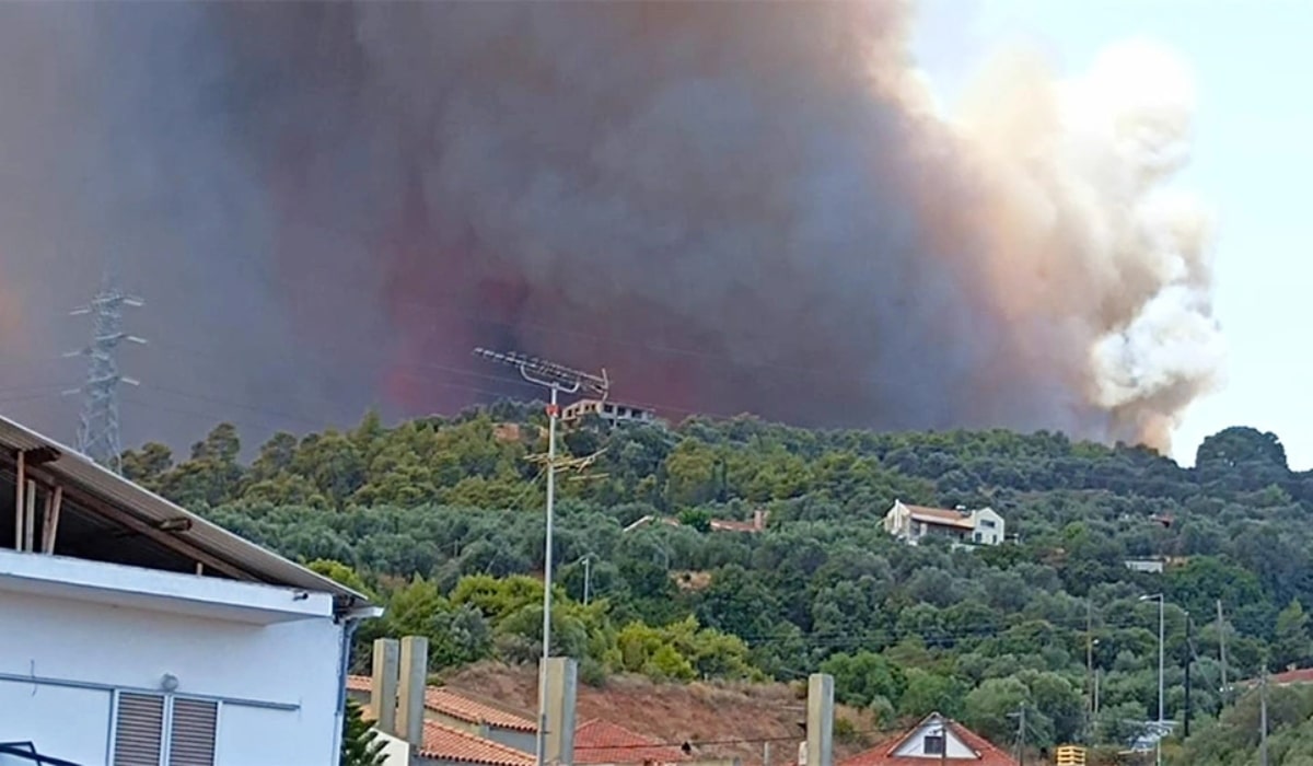 Φωτιά στην Αχαΐα: Χωρίς ρεύμα Λαμπίρι και Καμάρες – «Κάηκαν καλώδια από τις κολώνες ηλεκτροδότησης»