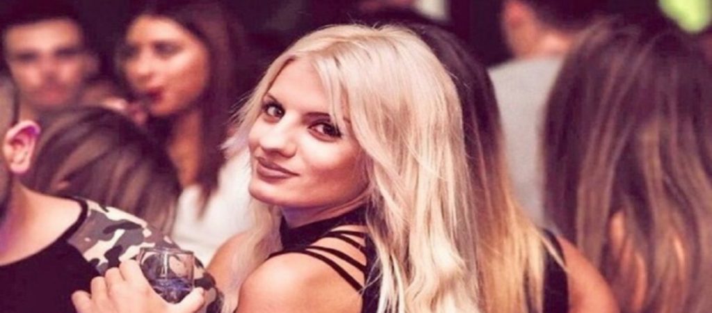 Η Ασημίνα Ουστάλλι ποζάρει με το μαγιό της και μας… «στέλνει αδιάβαστους» (φώτο)