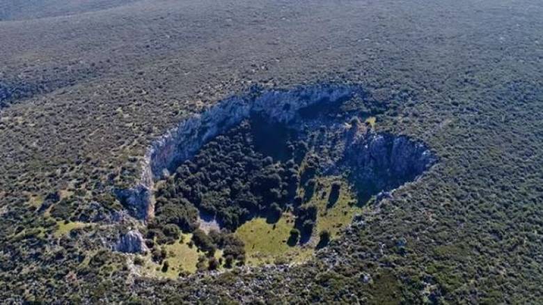 Δείτε εντυπωσιακές εικόνες από τον μυστηριώδη κρατήρα με την άγνωστη προέλευση (βίντεο)