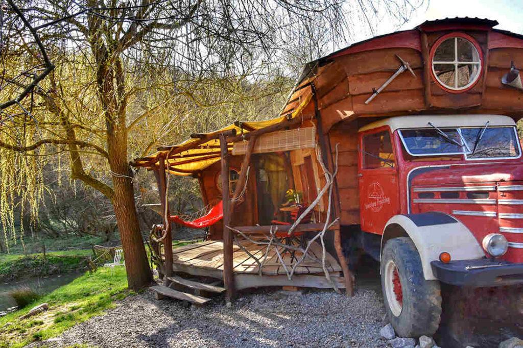 Αυτό είναι το πιο μικροσκοπικό σπίτι του κόσμου – Φτιαγμένο σε παλιό φορτηγό (βίντεο)