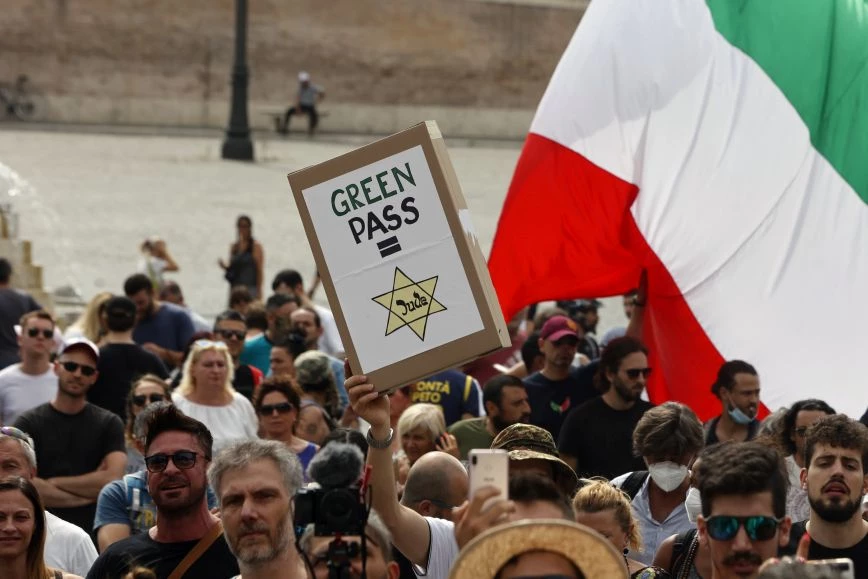Χιλιάδες στις ιταλικές πόλεις κατά του «πράσινου πάσου»: «Είναι στιγματισμός»
