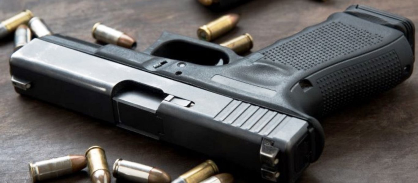 Εντοπίστηκαν δύο πιστόλια σε πλαστική σακούλα τυλιγμένη με ταινία στο βυθό της Σαλαμίνας