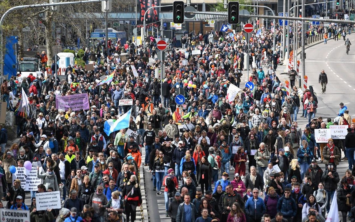 Γερμανία: Xιλιάδες άνθρωποι διαδηλώνουν κατά του lockdown – Επεισόδια στο Βερολίνο (βίντεο)