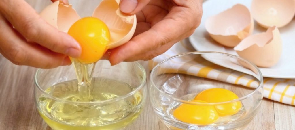 Το απίθανο κόλπο που χρησιμοποιεί ένας σεφ για να αφαιρεί εύκολα τσόφλι αυγού που έπεσε μέσα στο μπολ (βίντεο)