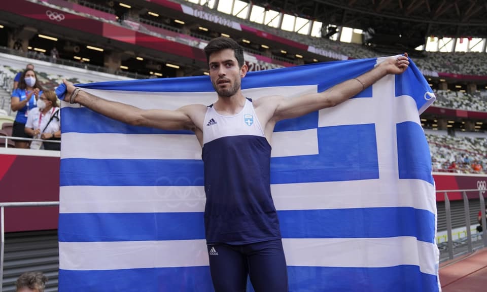 Μ.Τεντόγλου: Πανηγύρισε με την ελληνική σημαία και συρτάκι (φώτο)
