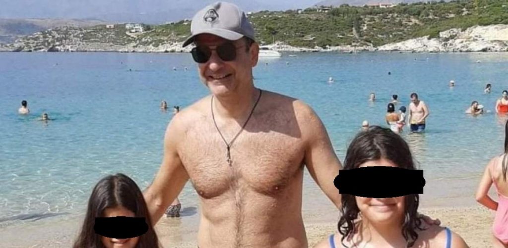 Yeni Safak: Πρώτο θέμα τα μπάνια του Κ.Μητσοτάκη την ώρα που η Ελλάδα καιγόταν