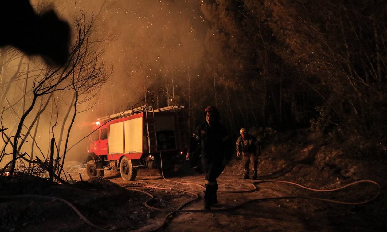 Μαίνεται η φωτιά στη Ρόδο: Καίγονται τα πάντα και η κυβέρνηση κατηγορεί την «κλιματική απειλή» -Κοιμήθηκαν σε παραλίες