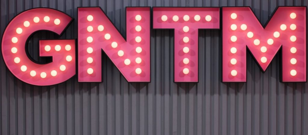 GNTM: Να τι κάνουν οι κριτές στα παρασκήνια των γυρισμάτων για να…σκοτώσουν την ώρα τους! (φώτο)