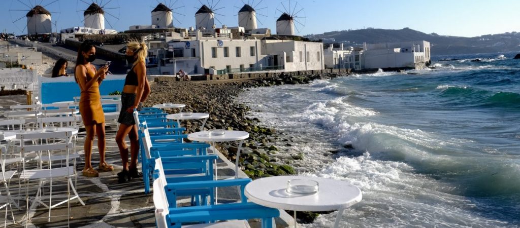 Μύκονος: Φόρεσε το λευκό μπουρνούζι του και τράβηξε όλα τα βλέμματα πάνω του! (βίντεο)