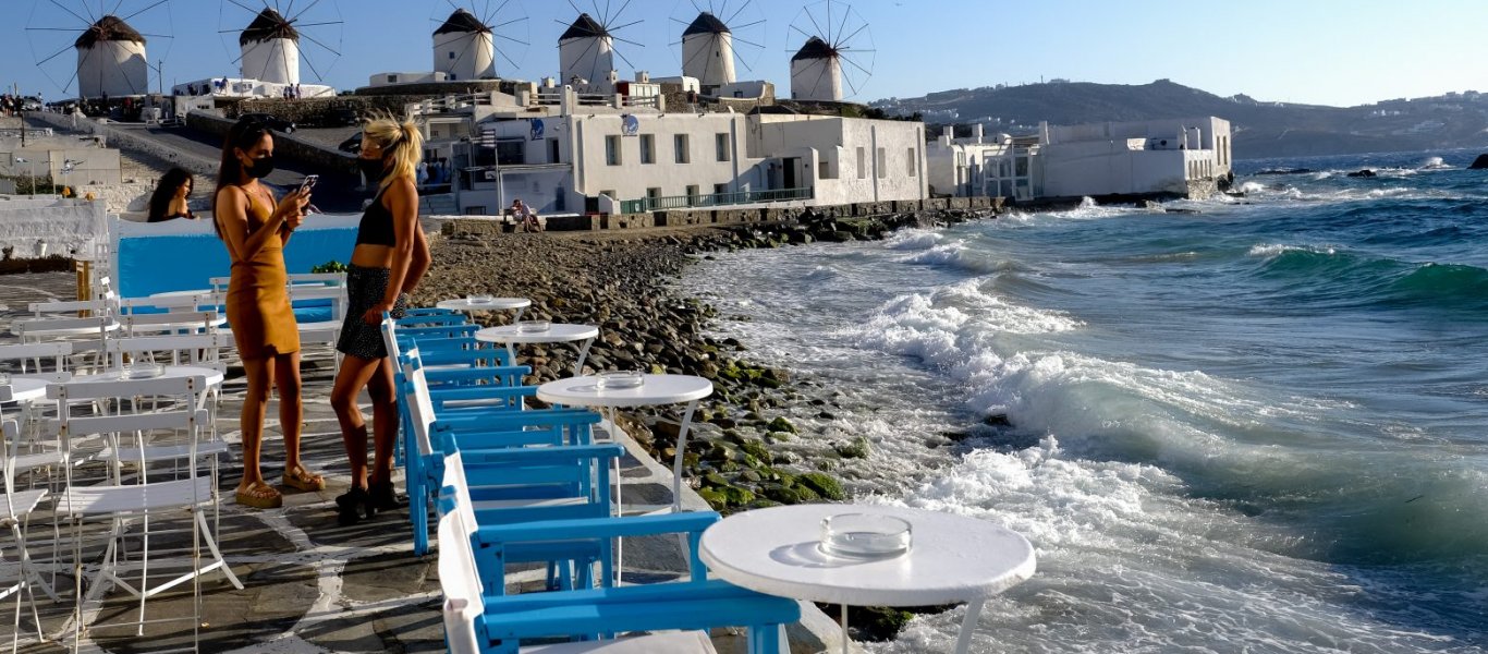 Μύκονος: Φόρεσε το λευκό μπουρνούζι του και τράβηξε όλα τα βλέμματα πάνω του! (βίντεο)