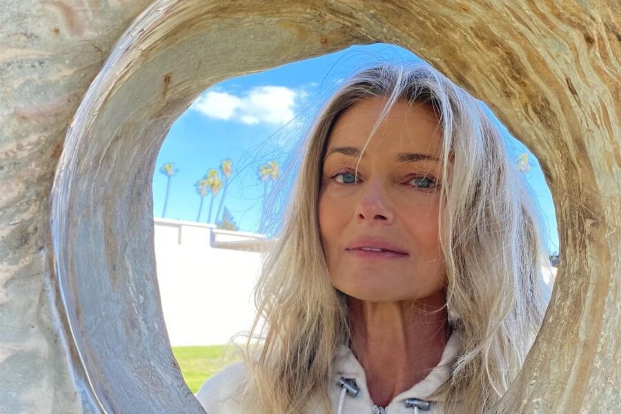 Πολίνα Πορίζκοβα: Το 56χρονο μοντέλο ποζάρει με μπικίνι και στέλνει το δικό της μήνυμα (φώτο)