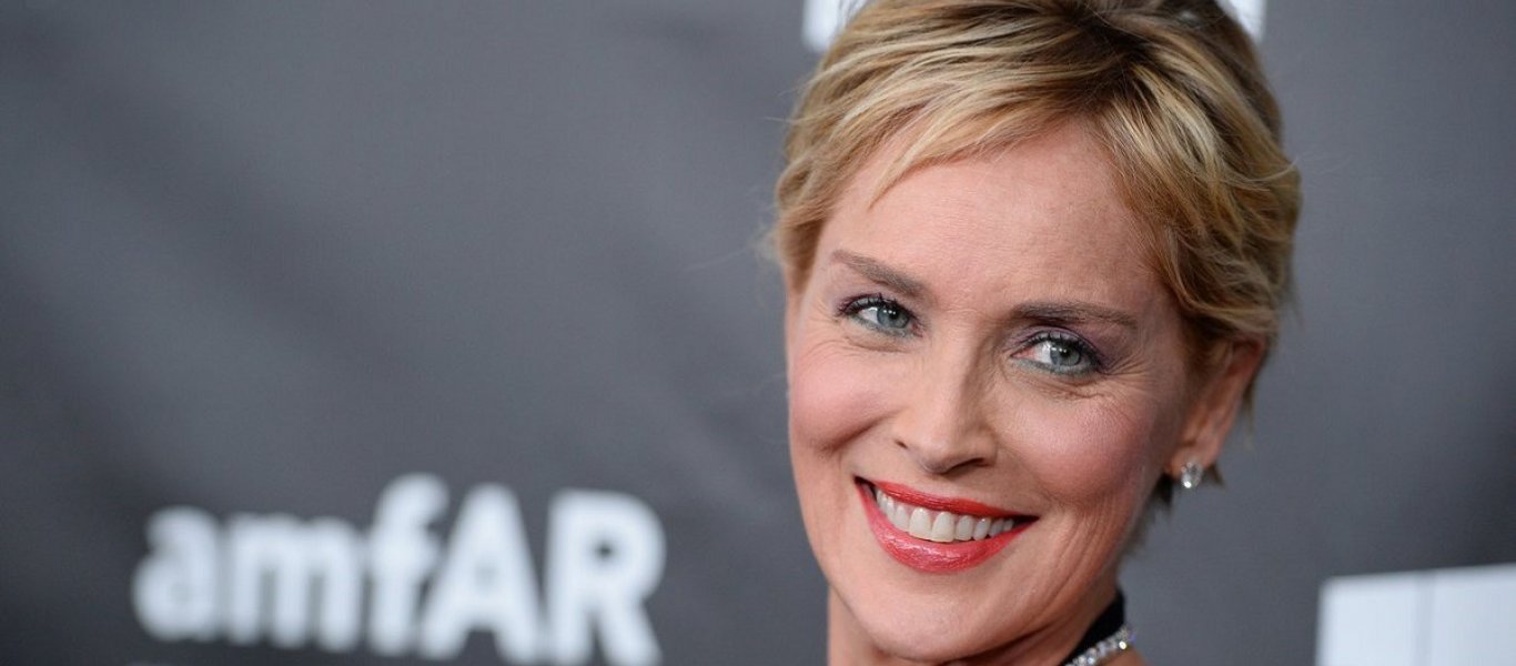 Σάρον Στόουν: Απαιτεί να εμβολιαστούν όλα τα μέλη της παραγωγής – Εκείνοι την απείλησαν με απόλυση!