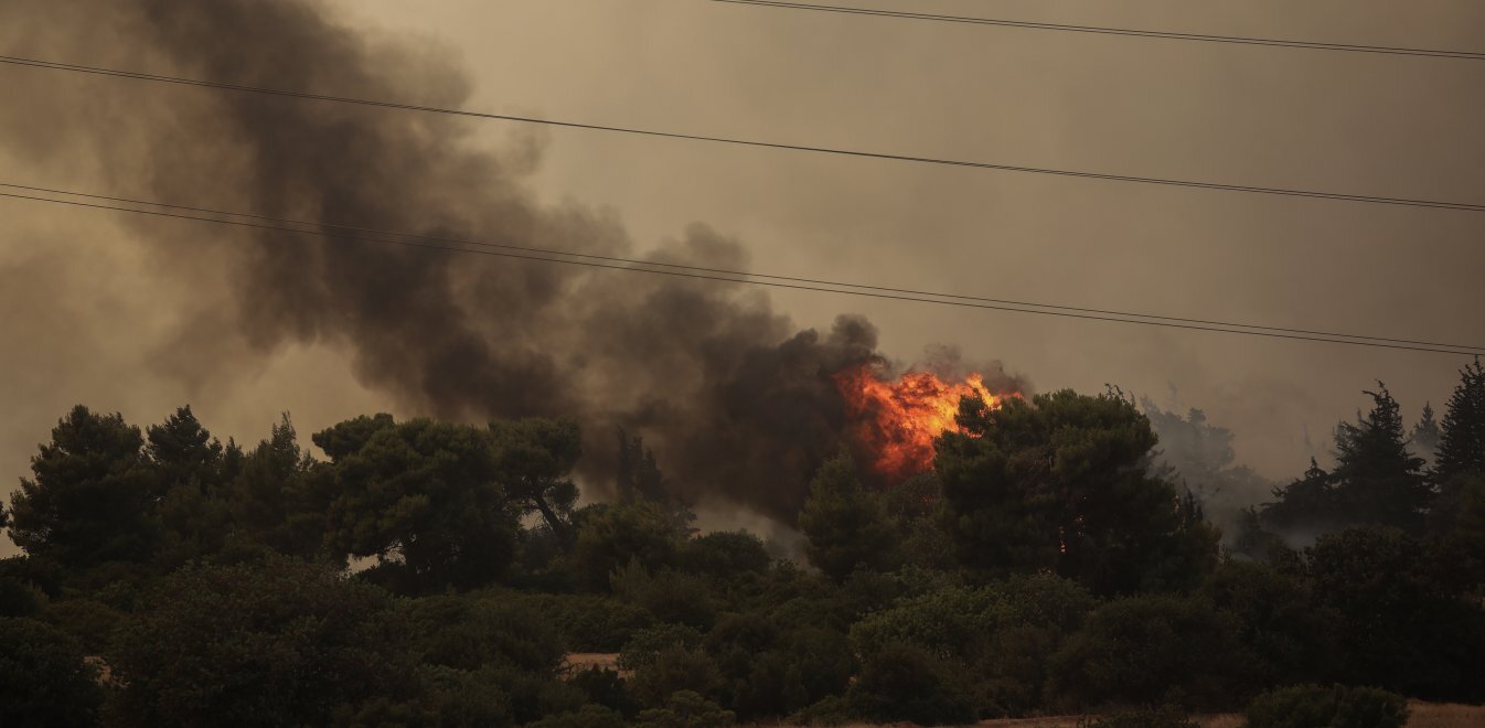Η φωτιά μπήκε στο ρέμα της Χελιδονούς και στο αεροδρόμιο του Τατοΐου – Καίγονται σπίτια στις Αδάμες (upd)