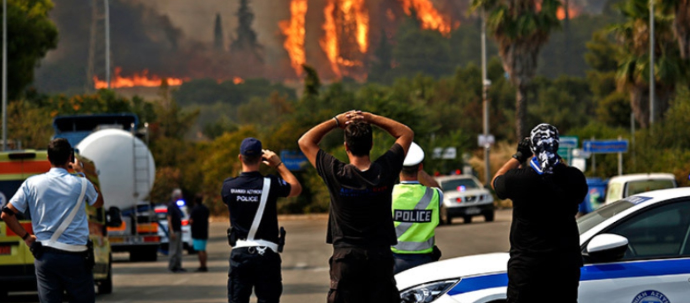 Φωτιά στη Βαρυμπόμπη: Έρευνες της Αστυνομίας σε όλα τα σπίτια για εγκλωβισμένους πολίτες