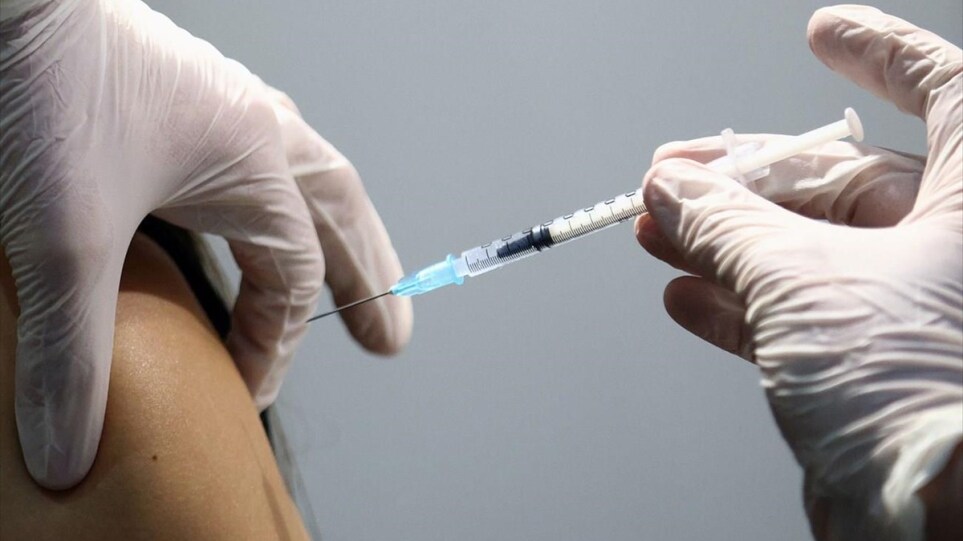 Μυοκαρδίτιδες μετά τα mRNA εμβόλια: Έλληνες επιστήμονες εξηγούν πως προκαλούνται