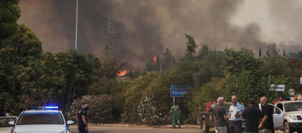 Φωτιά στη Βαρυμπόμπη: Ολική διακοπή κυκλοφορίας στο τμήμα Καπανδρίτι – Λυκόβρυση