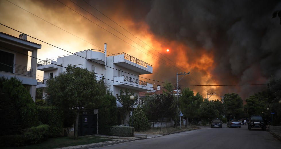 Φλέγονται οι Αδάμες της Κηφισιάς: Κάηκε η Βαρυμπόμπη – Η Ελλάδα στις φλόγες