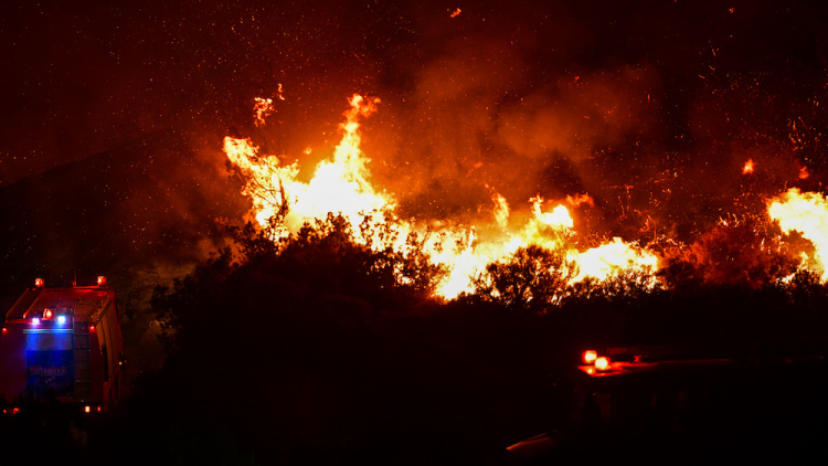 Νύχτα τρόμου στα βόρεια προάστια – Έφτασε στη Ν.Ερυθραία (!) η φωτιά – Εντολή εκκένωσης του Μορτερό