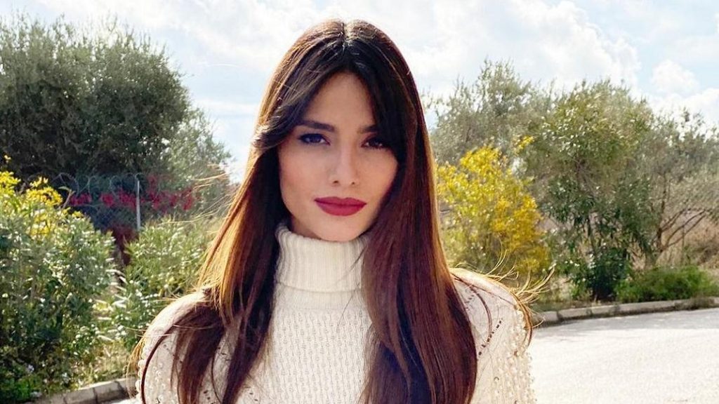 Ηλιάνα Παπαγεωργίου: Για βουτιές σε πισίνα της Μυκόνου με μαύρο μπικίνι (φωτο)