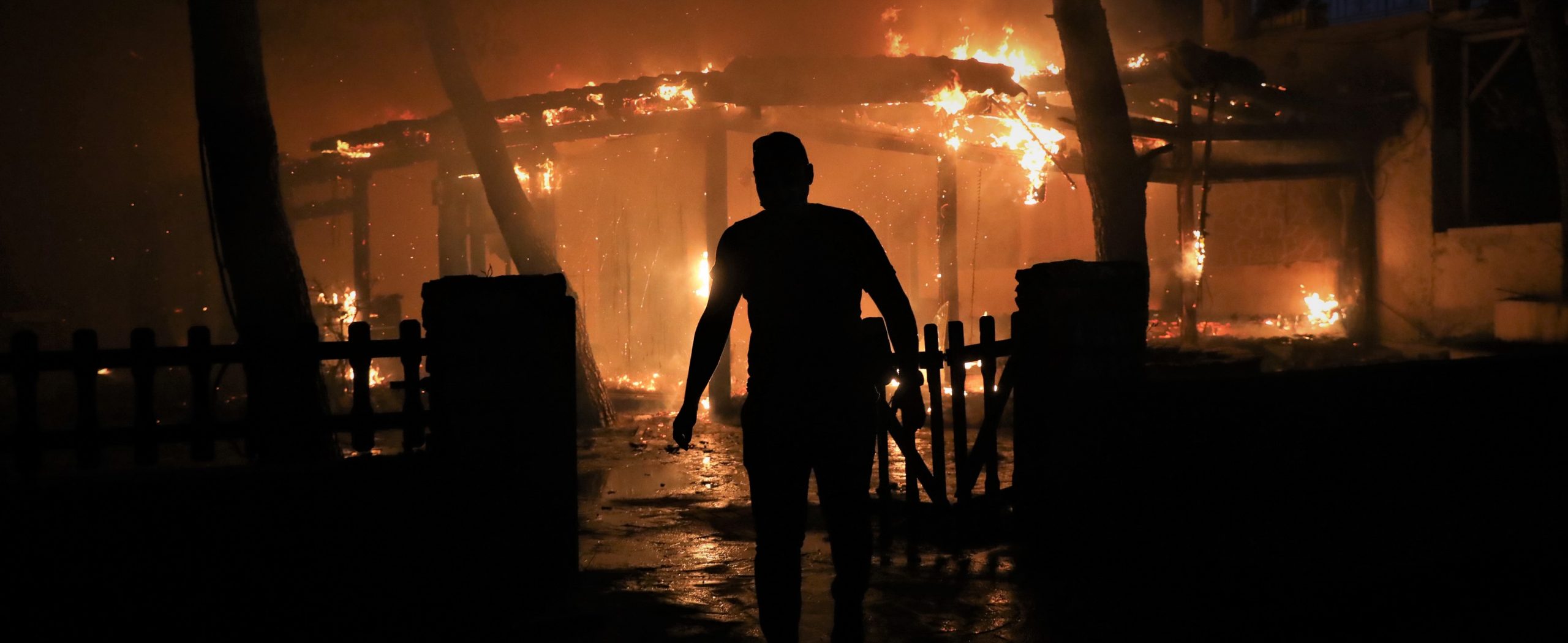 Εκκενώνεται από τον πληθυσμό του το Κρυονέρι με κυβερνητική εντολή  – Αδυνατούν να συγκρατήσουν την φωτιά (βίντεο)