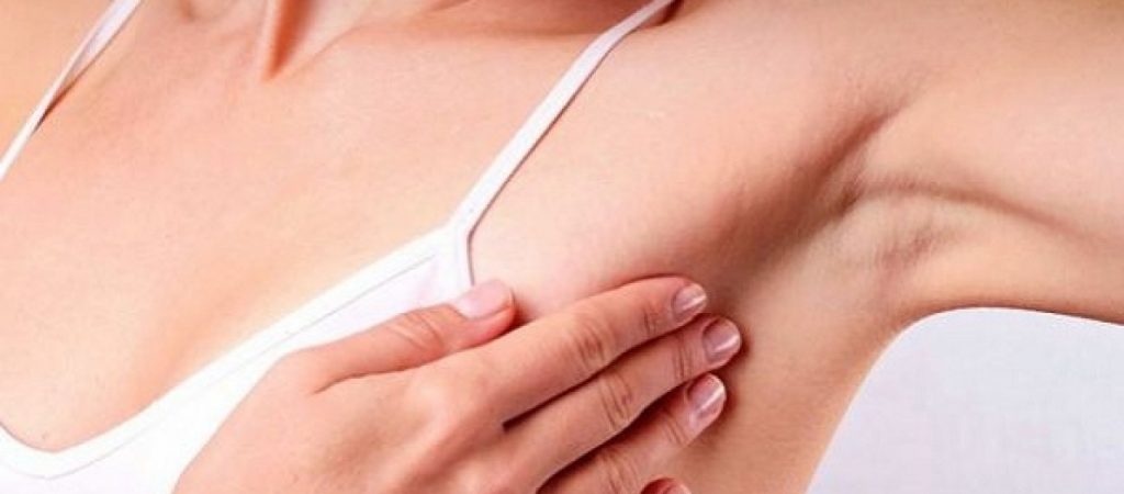 Βρήκατε «γρομπαλάκι» στην μασχάλη σας; – Τι μπορεί να σημαίνει – Πότε πρέπει να πάτε στο γιατρό