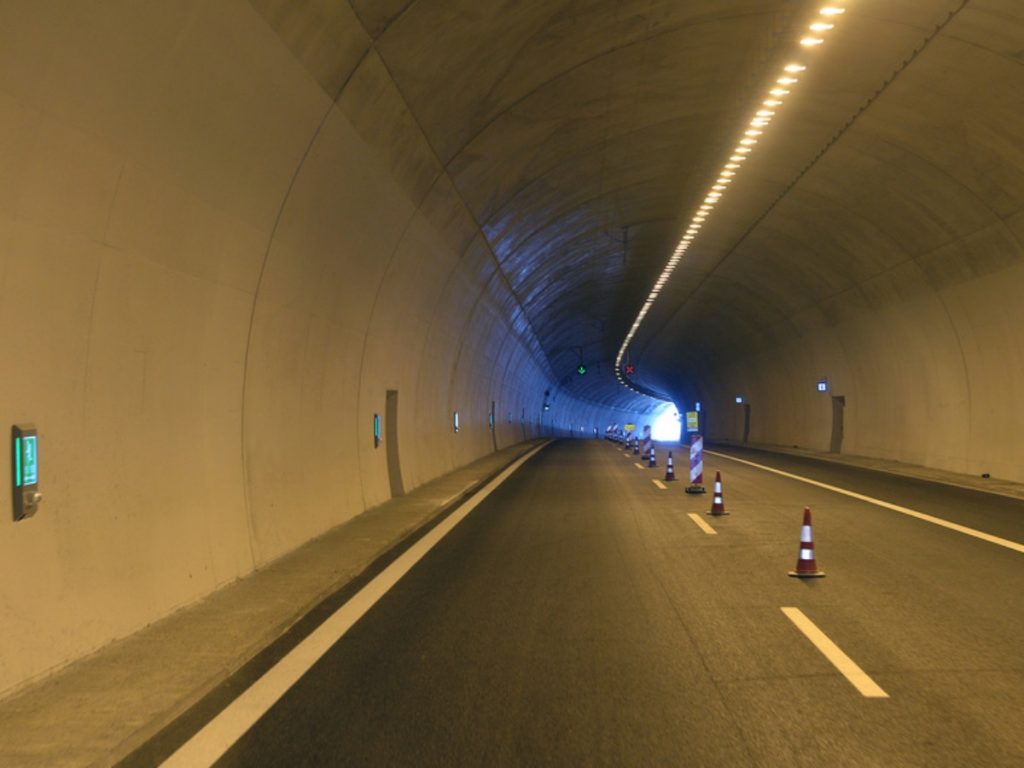 Πάτρα: Αυτοκίνητο συγκρούστηκε με πυροσβεστικό σε σήραγγα